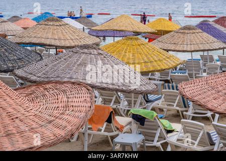 I coloratissimi ombrelloni da spiaggia offrono ombra ai bagnanti delle Isole Prince, mentre i visitatori si godono il litorale soleggiato e le acque tranquille durante l'estate. Foto Stock