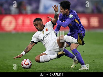 Pechino, Cina. 16 aprile 2025. Wang Zhenghao (R) di Tianjin Jinmen Tiger vies con Leonardo del Porto di Shanghai durante la partita del 7° turno tra Tianjin Jinmen Tiger e Shanghai Port alla stagione 2025 della Chinese Football Super League (CSL) nella Tianjin del nord della Cina, 16 aprile 2025. Crediti: Zhao Zishuo/Xinhua/Alamy Live News Foto Stock