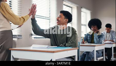 Ragazzo, insegnante e cinque anni in classe, felice e obiettivi con risultati dei test, successo e istruzione a scuola. Adolescente, mentore e festeggiamenti con Foto Stock