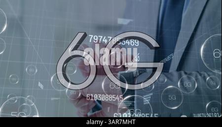 Immagine di testi da 6 g e 5 g con numeri su un uomo d'affari caucasico che controlla smartwatch Foto Stock