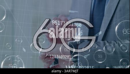 Immagine di testi da 6 g e 5 g con numeri su un uomo d'affari caucasico che controlla smartwatch Foto Stock