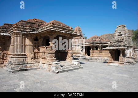 Templi splendidamente intagliati nel complesso dei templi Sahasra Bahu o Sasbahu, Nagda, Rajasthan Foto Stock