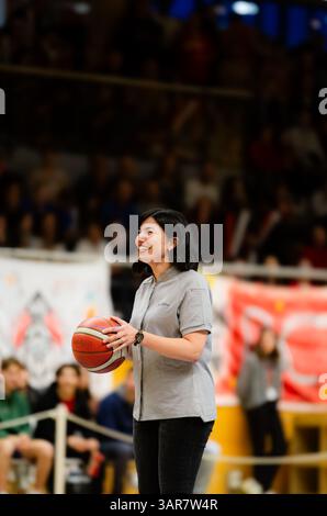 Meylan, Francia. 12 aprile 2025. Parigi, Francia, 16 aprile 2025 Ines Nahoui (panettiere professionista) in azione durante la partita dei playoff del Campionato francese di pallacanestro femminile di Lega 2 tra Meylan e Montbrison allo stadio Charlaix di Meylan, Francia (Constance Bugaut/SPP) credito: SPP Sport Press Photo. /Alamy Live News Foto Stock