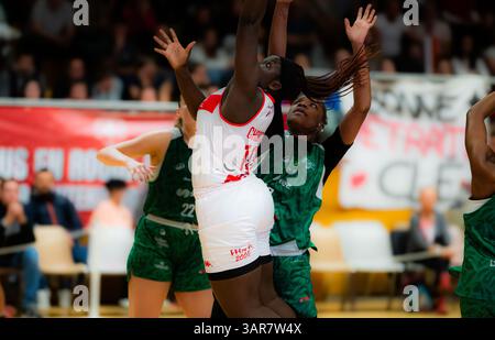 Meylan, Francia. 12 aprile 2025. Parigi, Francia, 16 aprile 2025 Clerine Choron (10 Meylan) in azione durante la partita dei playoff del Campionato francese di pallacanestro femminile di Lega 2 tra Meylan e Montbrison allo stadio Charlaix di Meylan, Francia (Constance Bugaut/SPP) credito: SPP Sport Press Photo. /Alamy Live News Foto Stock