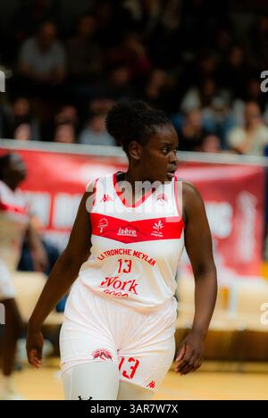 Meylan, Francia. 12 aprile 2025. Parigi, Francia, 16 aprile 2025 Clarance Kongo (13 Meylan) in azione durante la partita dei playoff del Campionato francese di pallacanestro femminile di Lega 2 tra Meylan e Montbrison allo stadio Charlaix di Meylan, Francia (Constance Bugaut/SPP) credito: SPP Sport Press Photo. /Alamy Live News Foto Stock