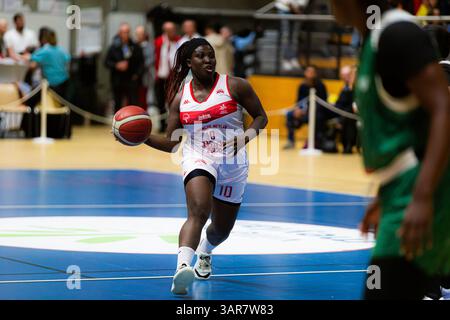 Meylan, Francia. 12 aprile 2025. Parigi, Francia, 16 aprile 2025 Clerine Choron (10 Meylan) in azione durante la partita dei playoff del Campionato francese di pallacanestro femminile di Lega 2 tra Meylan e Montbrison allo stadio Charlaix di Meylan, Francia (Constance Bugaut/SPP) credito: SPP Sport Press Photo. /Alamy Live News Foto Stock