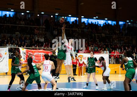 Meylan, Francia. 12 aprile 2025. Parigi, Francia, 16 aprile 2025 Meylan e Montbrison Team in azione durante la partita dei playoff del Campionato francese di pallacanestro femminile di Lega 2 tra Meylan e Montbrison allo stadio Charlaix di Meylan, Francia (Constance Bugaut/SPP) crediti: SPP Sport Press Photo. /Alamy Live News Foto Stock