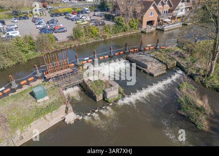 Vista aerea della Tumbling Bay Weir sul fiume Wey, Guildford, Surrey, Regno Unito. Foto Stock