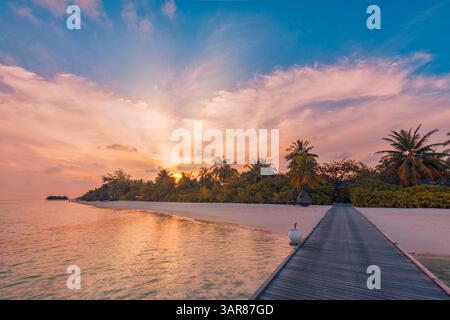Tramonto sullo splendido molo delle Maldive, bellezza tropicale dell'isola che illumina nuvole di cielo incontaminato, serene vedute romantiche. Paesaggio estivo straordinario Foto Stock