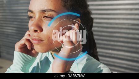 Immagine della scansione del telescopio su una donna birazziale che indossa auricolari Foto Stock