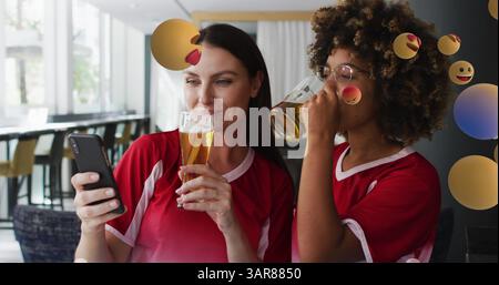 Immagine di icone emoji su amici femminili felici e diversi che usano lo smartphone con la birra Foto Stock