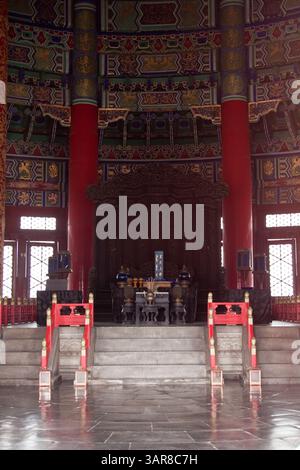 Pechino, Cina, 14.07.2010. Una grande camera con colonne rosse e uno schema colore rosso e oro. La camera e' decorata con arte Cinese ed e' molto ornata Foto Stock