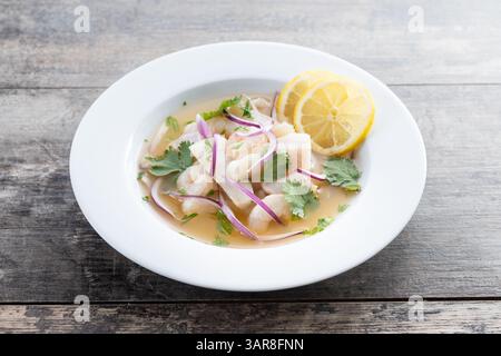 Tradizionale ceviche peruviana filetto di spigola su tavolo di legno Foto Stock