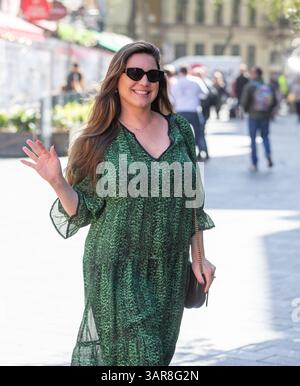 Londra, Inghilterra, Regno Unito. 17 aprile 2025. Kelly Brook lascia gli studi della Global radio dopo aver presentato Heart Breakfast Why Amanda Holden Is Away Credit: Richard Lincoln/Alamy Live News Foto Stock