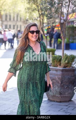 Londra, Inghilterra, Regno Unito. 17 aprile 2025. Kelly Brook lascia gli studi della Global radio dopo aver presentato Heart Breakfast Why Amanda Holden Is Away Credit: Richard Lincoln/Alamy Live News Foto Stock