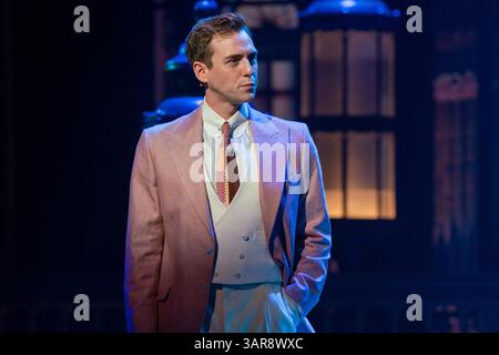 Londra, Regno Unito. 16 aprile 2025. Jamie Muscato visto sul palco come Jay Gatsby nella produzione londinese del musical The Great Gatsby New "The Great Gatsby" tiene una foto sul palco del London Coliseum, dove lo spettacolo è ora in scena. con cast completo in costume nelle scene della produzione. (Foto di Bonnie Britain/SOPA Images/Sipa USA) credito: SIPA USA/Alamy Live News Foto Stock