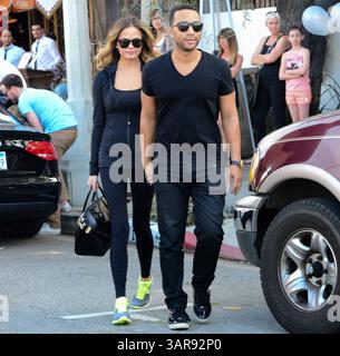 John Legend e sua moglie Christine Teigen sono fuori a pranzo a Studio City, California - 25 gennaio 2014 Foto Stock