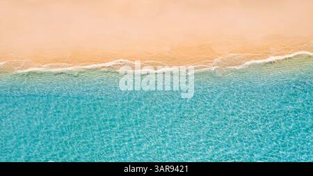 Splendida vista aerea del paesaggio marino della spiaggia, ampia costa, acqua cristallina, luce del sole, vacanza mozzafiato in mezzo alla natura. Foto Stock