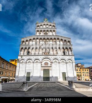 Vista panoramica della Chiesa di San Michele in foro nel centro storico di Lucca in una soleggiata giornata estiva con cielo azzurro e luce calda sul Foto Stock