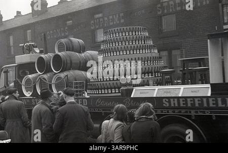 1950, storico carnevale di strada, un camion della birra Stones of Sheffield che partecipa a un carnevale di strada sulla Staniforth Road, Sheffield, Inghilterra, Regno Unito. Foto Stock