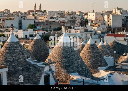 Vista di Alberobello dal quartiere dei trulli, Puglia, Italia Foto Stock