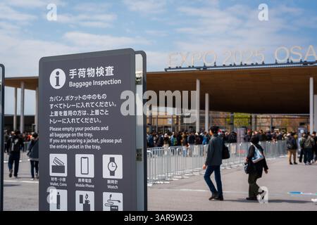 Osaka, Giappone - 16 aprile 2025: Controllo di sicurezza e ispezione dei bagagli all'ingresso est del 2025 Osaka-Kansai Expo, Yumeshima. Foto Stock