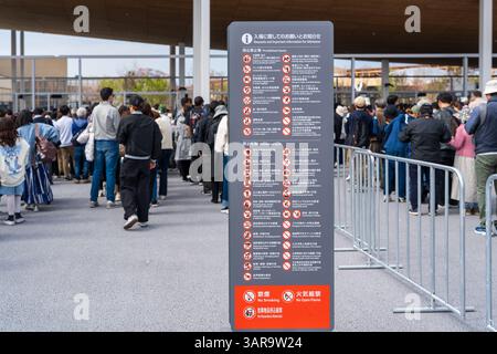 Osaka, Giappone - 16 aprile 2025: Controllo di sicurezza e ispezione dei bagagli all'ingresso est del 2025 Osaka-Kansai Expo, Yumeshima. Foto Stock