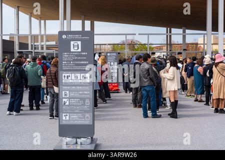 Osaka, Giappone - 16 aprile 2025: Controllo di sicurezza e ispezione dei bagagli all'ingresso est del 2025 Osaka-Kansai Expo, Yumeshima. Foto Stock