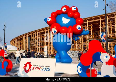 Osaka, Giappone - 16 aprile 2025: MYAKU-MYAKU, il personaggio ufficiale della mascotte dell'Osaka-Kansai Expo 2025. Foto Stock