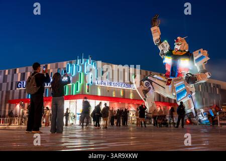 Osaka, Giappone - 16 aprile 2025: Statua Gundam a grandezza naturale illuminata di notte, Expo 2025 GUNDAM NEXT FUTURE PAVILION. Foto Stock