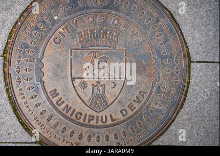 Deva, Romania - 11 aprile 2025 Fodera in rilievo di Deva con ruggine in ferro solido City Crest Foto Stock
