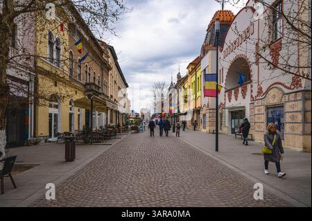 Deva, Romania - 11 aprile 2025, centro storico di Deva Street, edifici storici ristrutturati a piedi, turismo teatrale, inizio primavera Foto Stock