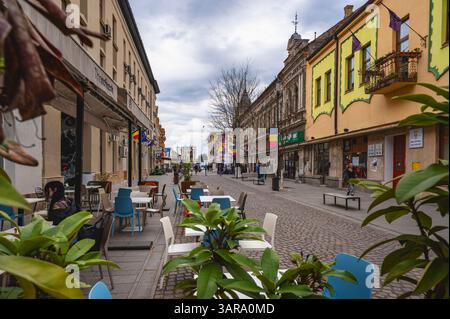 Deva, Romania - 11 aprile 2025, centro storico di Deva Street, edifici storici ristrutturati a piedi, turismo teatrale, inizio primavera Foto Stock