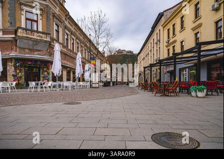 Deva, Romania - 11 aprile 2025, centro storico di Deva Street, edifici storici ristrutturati a piedi, turismo teatrale, inizio primavera Foto Stock
