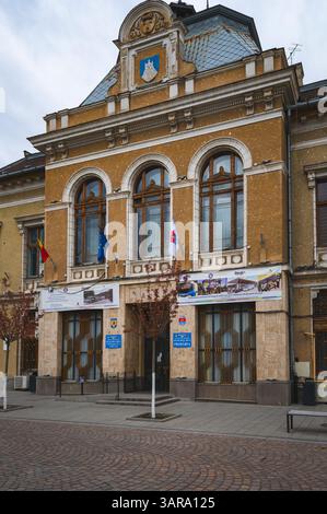 Deva, Romania - 11 aprile 2025 il Municipio e il Consiglio locale di Deva hanno rinnovato l'entrata principale dell'edificio storico Foto Stock