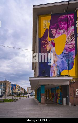 Deva, Romania - 11 aprile 2025 pittura murale in onore delle ginnaste rumene Deva centro città allegro colorato moderno Foto Stock