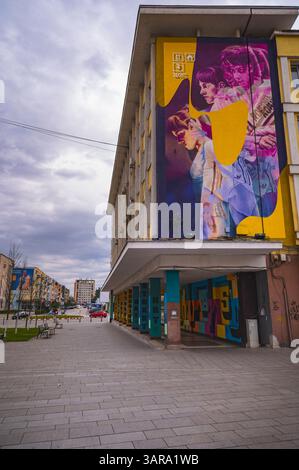 Deva, Romania - 11 aprile 2025 pittura murale in onore delle ginnaste rumene Deva centro città allegro colorato moderno Foto Stock