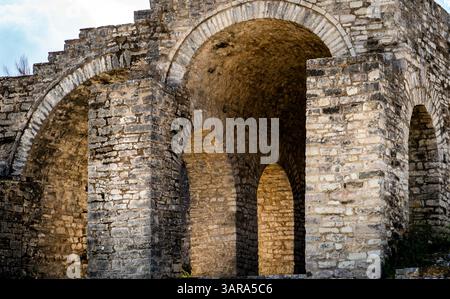 Vista ravvicinata di antichi archi in pietra con intricati lavori in muratura, che mostrano architettura e struttura storica. Foto Stock