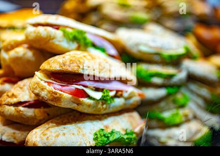 Panini preparati al momento venduti in un ristorante fast food. Foto Stock