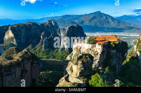 Veduta di Meteora con monasteri ortodossi orientali, una formazione rocciosa nell'unità regionale di Trikala, in Tessaglia, nella Grecia nord-occidentale, UNESCO World Foto Stock