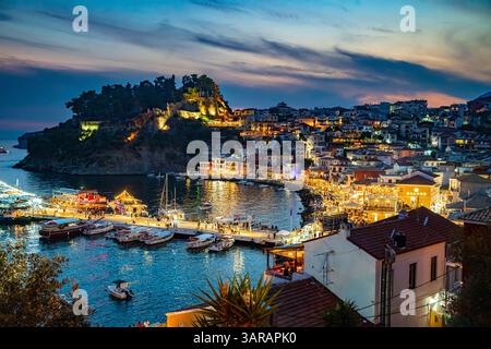 Vista serale di Parga, nella regione di Preveza in Epiro, Grecia. Foto Stock
