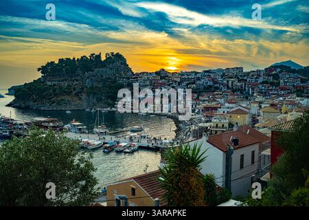 Vista serale di Parga, nella regione di Preveza in Epiro, Grecia. Foto Stock