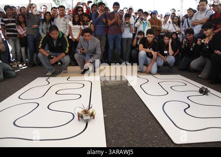 8 giugno 2011 - Quito, Pichincha, Ecuador - Quito Ecuador. 08/06/2011. Tecnologia. Universidad Politecnica Nacional. Sexto Concurso Nacional de Robotica..foto: Galo Paguay/El Comercio (immagine di credito: © El Comercio/GDA/ZUMAPRESS.com) Foto Stock