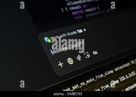Poznan, Polonia - 14 aprile 2025: Ambiente di sviluppo Xcode che mostra l'integrazione del plugin ChatGPT con il pannello di messaggistica attivo e il codice Swift visibile, Foto Stock