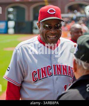 11 giugno 2011: L'ex manager dei Giants e attuale manager dei Reds Dusty Baker prima della partita delle leggende dei Giants disputata prima della partita di baseball della MLB tra Cincinnati Reds e San Francisco Giants all'AT&T Park di San Francisco, CALIFORNIA. I Reds sconfissero i Giants 10-2. Â© Damon Tarver/Cal Sport Media(immagine di credito: © Damon Tarver/Cal Sport Media/ZUMAPRESS.com) Foto Stock