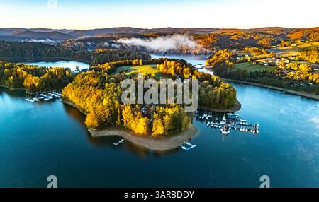 Vista aerea del lago Solina vicino al villaggio di Zawoz nei monti Bieszczady, Polonia Foto Stock