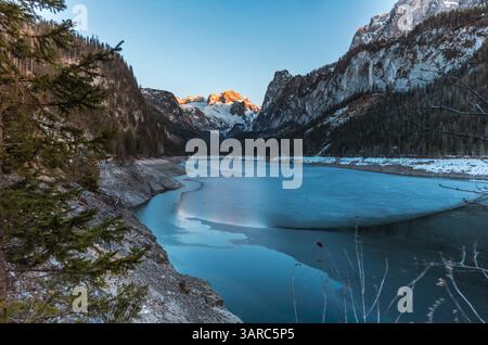Il ghiacciaio Dachstein si riflette nel lago Gosau in Austria al tramonto in inverno Foto Stock