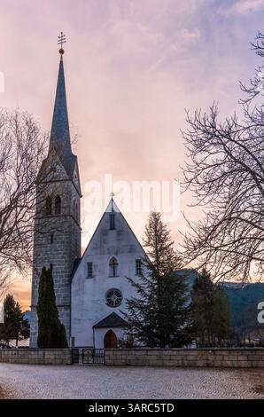 La chiesa cattolica di Gosau, in Austria, la mattina presto Foto Stock