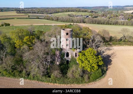 La vista aerea del monumento di Racton è una follia su una collina a Racton, West Sussex, Regno Unito. Foto Stock