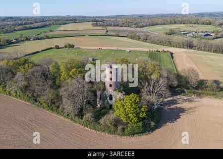 La vista aerea del monumento di Racton è una follia su una collina a Racton, West Sussex, Regno Unito. Foto Stock